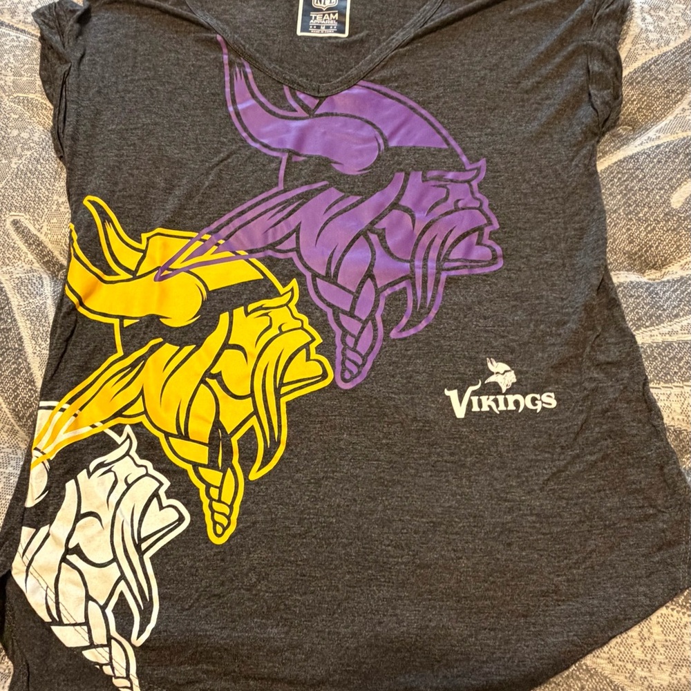 Vikings Graphic Tee in Gray with Purple and Yellow